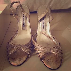 Manolo Blahnik cgattabuck silver in size 37